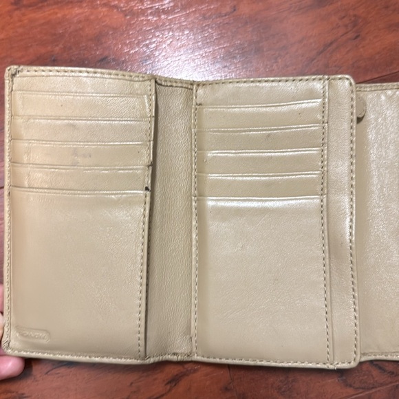 Coach Tan Leather Wallet Classic Design - Picture 4 of 6